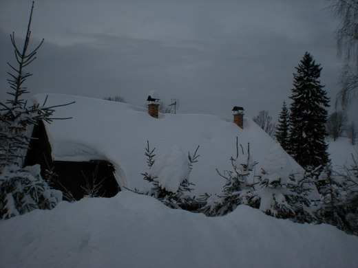07-shazovani-snehu-soukroma-chata-jizerske-hory-001.jpg