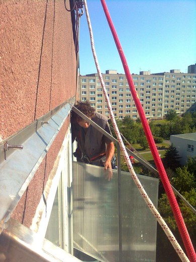 04-montaz-strisky-nad-balkon-8-patrovy-panelovy-dum-001.jpg