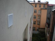 05-montaz-vetracich-mrizek-ceska-sporitelna-nachod-005.jpg