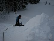 07-shazovani-snehu-soukroma-chata-jizerske-hory-002.jpg