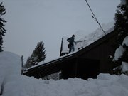 Odklízení sněhu ze střechy, soukromá chata Jizerské hory