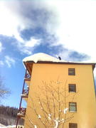 Odstranění sněhu ze střechy, bytový dům Janské Lázně