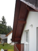 Nátěr dřevěných podhledů na rodinném domě