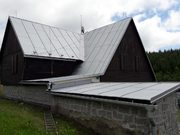 nátěr střechy horské chaty